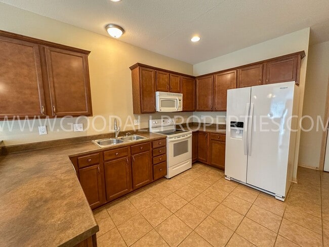 Building Photo - 3BR End-Unit Townhome in West Des Moines | Waukee Schools