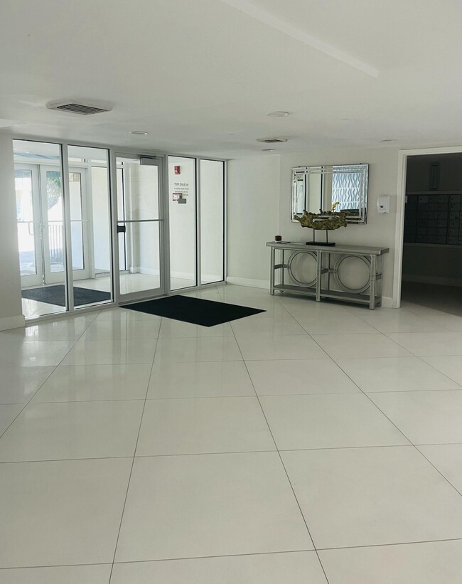 Building Photo - 1237 Hillsboro Mile