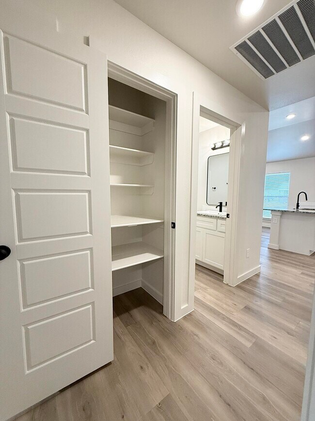 Building Photo - 2501 Kenwood Ave