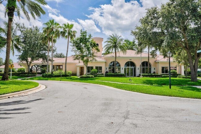 Building Photo - 923 Magdalena Rd