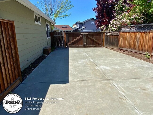 Building Photo - Darling Petaluma East Side Home with RV Pa...