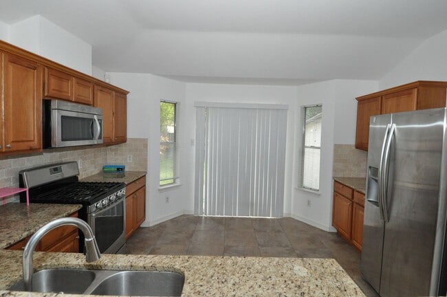 Building Photo - Great Location! All appliances included!