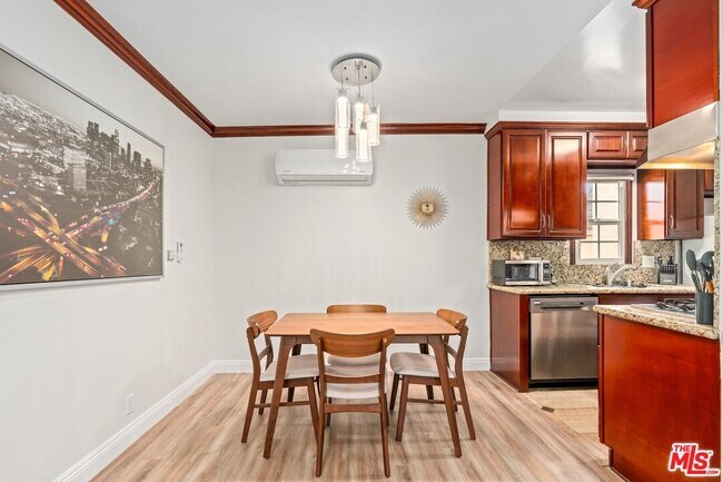 Building Photo - 1330 S Barrington Ave