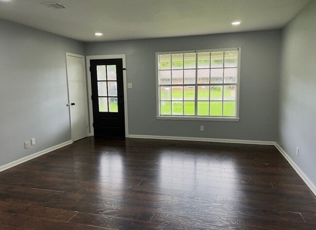 Building Photo - 207 Dogwood Dr