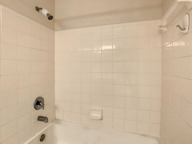 Building Photo - Beautiful 1 Bed/ 1 Bath Condo For Rent at ...