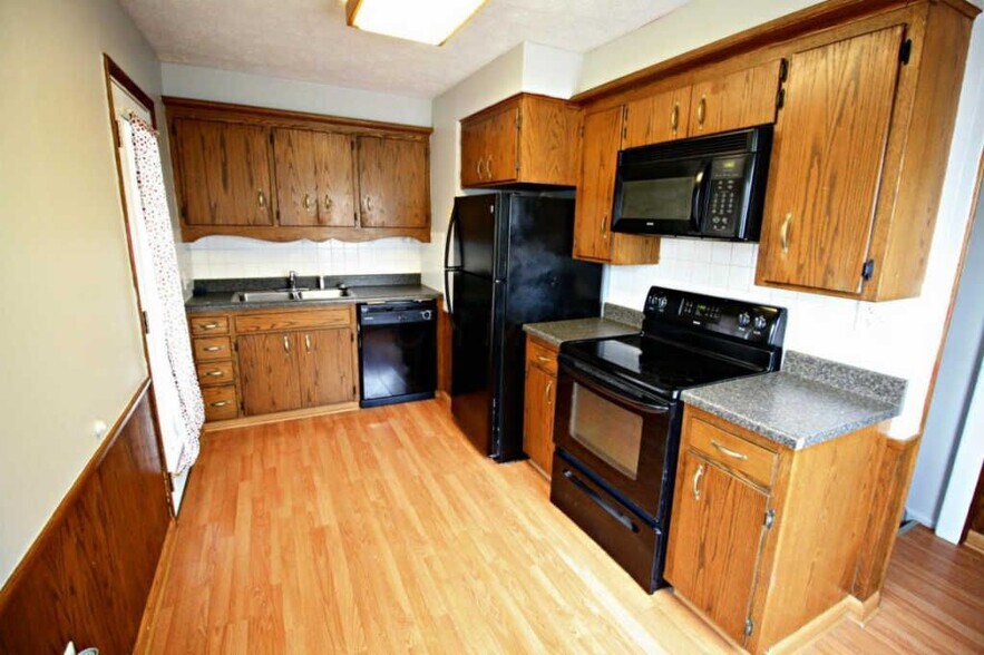 Kitchen with dishwasher - 3449 Beulah Rd