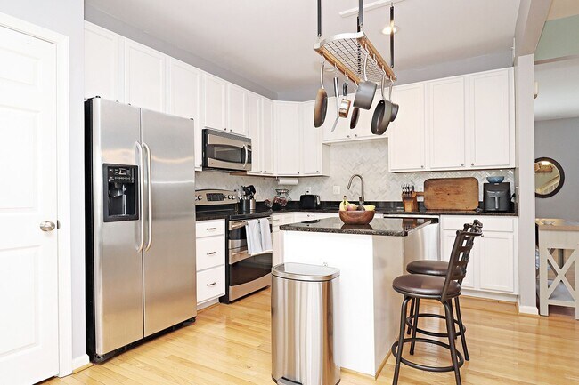 Building Photo - Spring Creek Living! Pet-Friendly Townhome