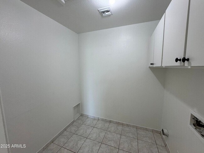 Building Photo - 5502 W Frier Dr