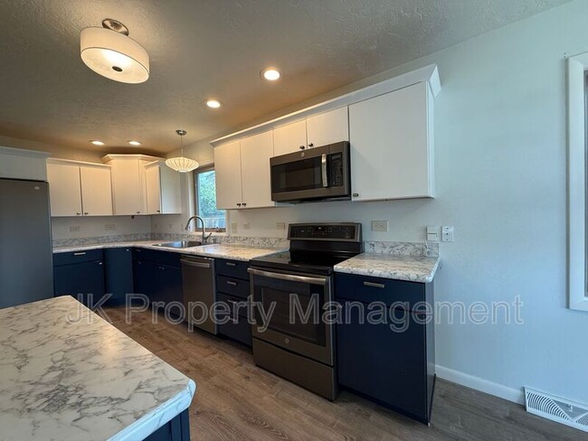 Building Photo - 105 Riverview Dr W