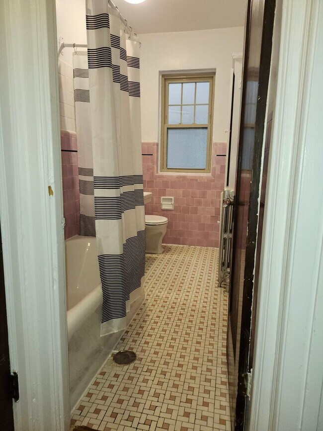 Building Photo - East Rogers Park One Bedroom