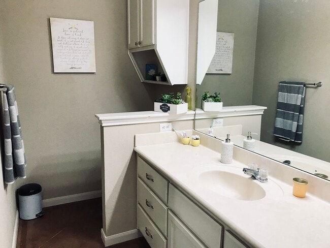 Building Photo - Charming 4/3 House Near Baylor!