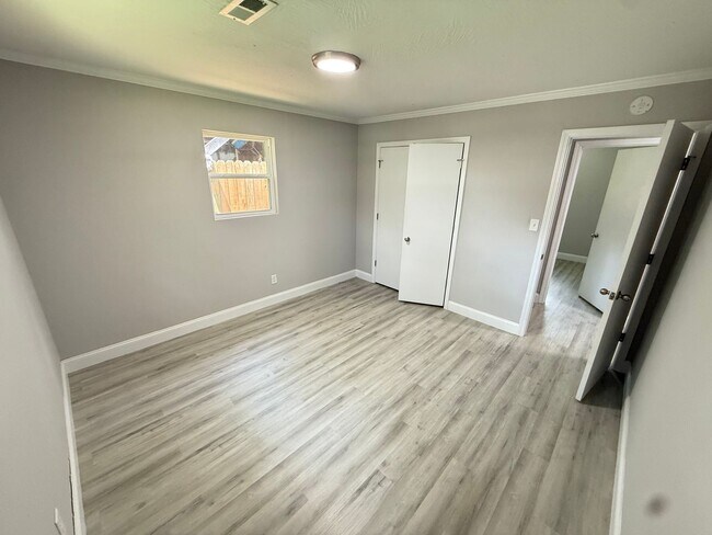 Building Photo - 3 Bed 1 Bath Springfield, MO