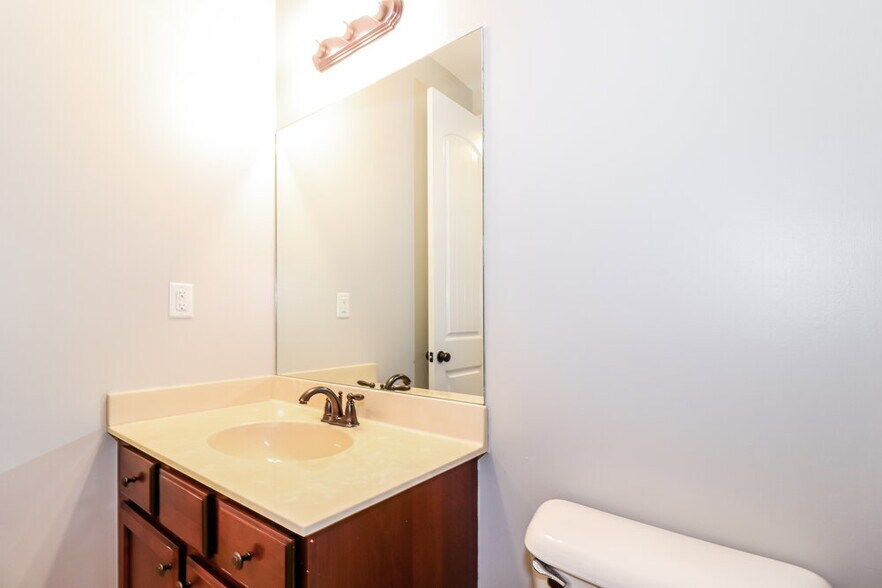 Building Photo - 1981 Rochelle Ln