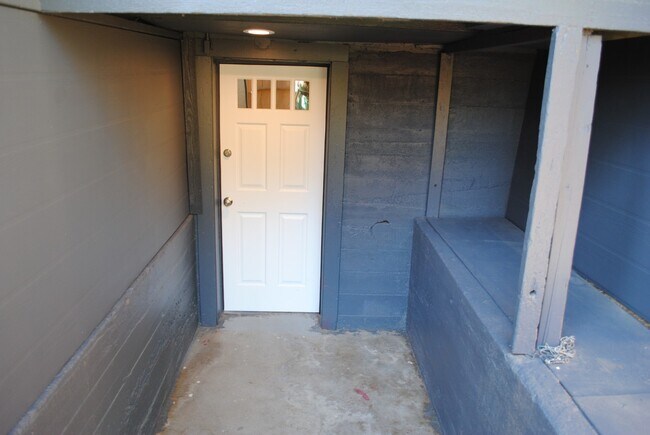 Building Photo - 541 S Walker Ave