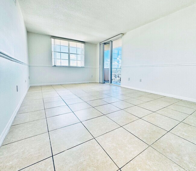 Living Room - 215 SW 42nd Ave