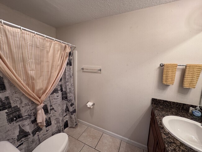 Building Photo - 1100 Century Oaks Dr