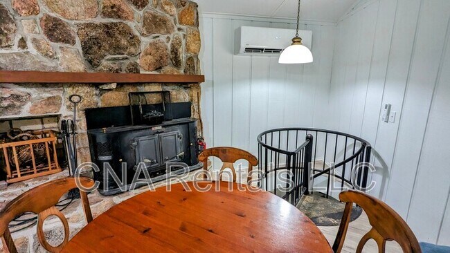 Building Photo - 828 Little Pine Mountain Rd