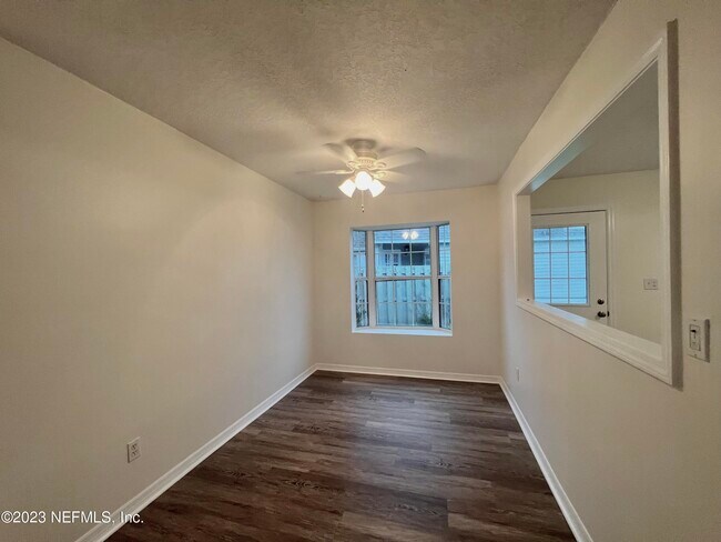 Building Photo - 108 N Lake Cir