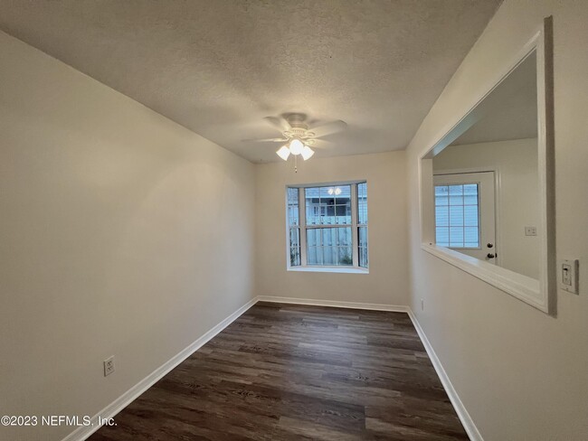 Building Photo - 108 N Lake Cir
