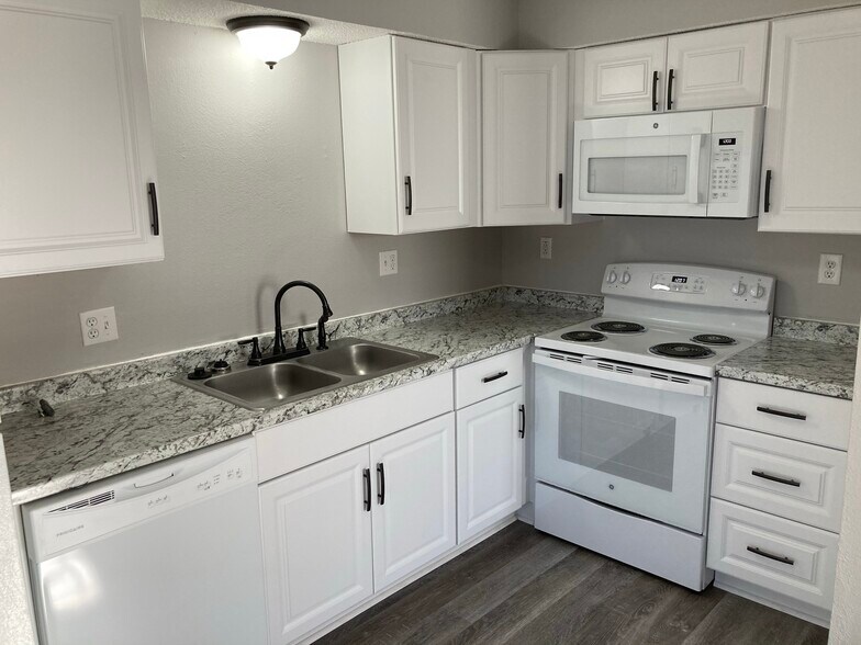 Building Photo - 2107 Highridge Dr