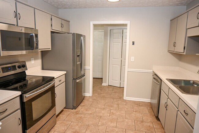 Building Photo - 332 W Pine Dr
