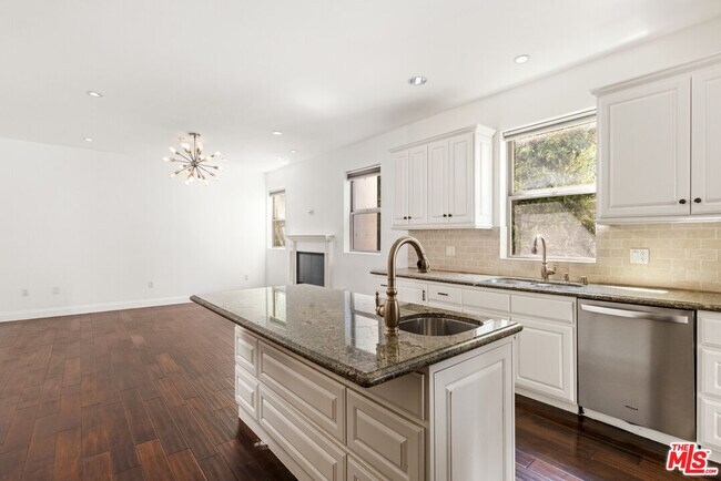 Building Photo - 320 S Swall Dr