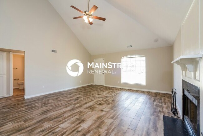 Building Photo - 4 Bedroom Pet-Friendly Home in MOORE, OK with Main Street Renewal