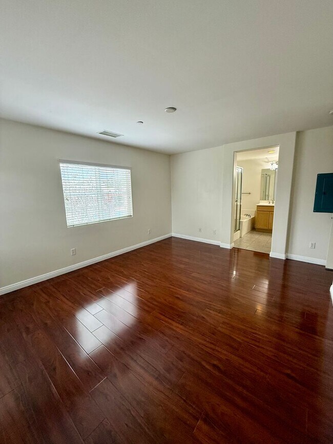 Building Photo - Highly Desirable 2 bed 3 bath condo in Rancho Cucamonga