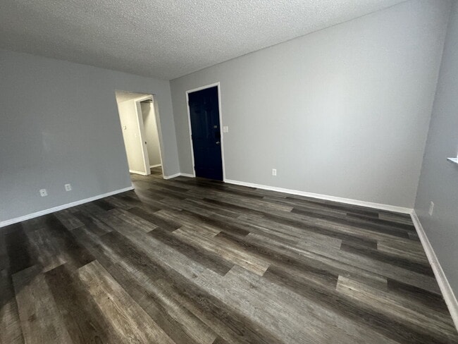Building Photo - "Charming 2-Bed Gem with Full Bath in Springfield – Cozy 777 Sq Ft Haven Awaits!"