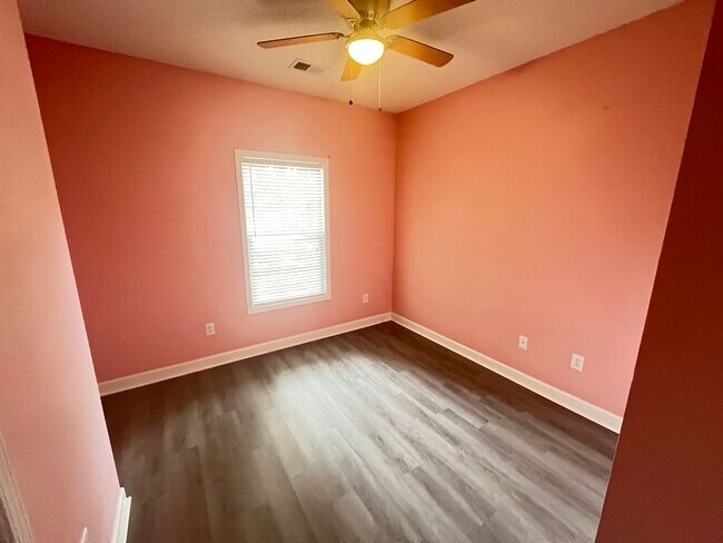 Building Photo - First Floor, 2 Bedroom, 2 Bath Condo with Screened Patio! Community Pool! Available Now!
