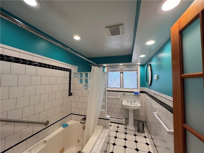 Building Photo - 340 Campbell Rd