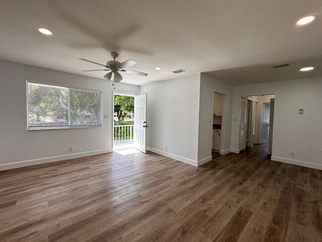 Building Photo - Private Top Floor 2 Bedroom with Balcony &...