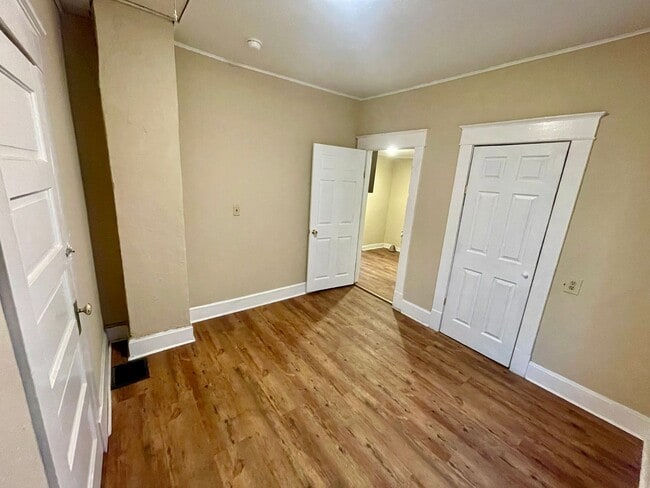 Building Photo - 919 S Douglas Ave