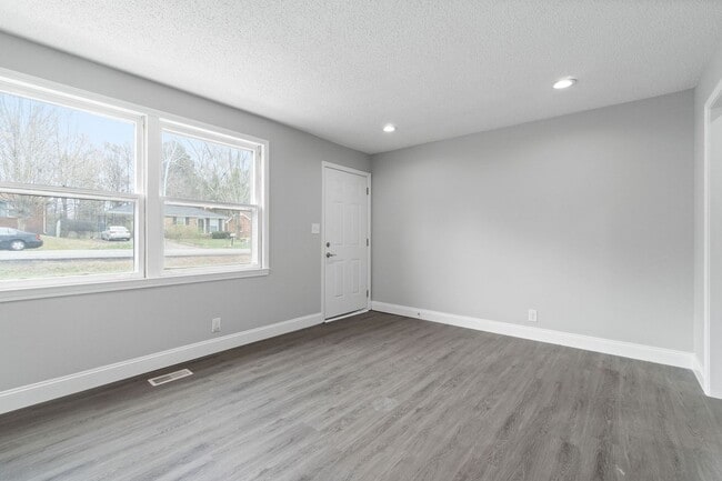 Building Photo - 3 Bedroom 2 Bath Renovated Pet Friendly Home For Rent!