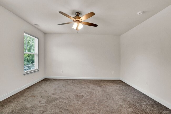 Building Photo - Walking distance to downtown Easley!