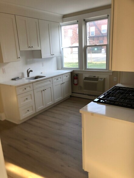 Building Photo - 28 2nd St