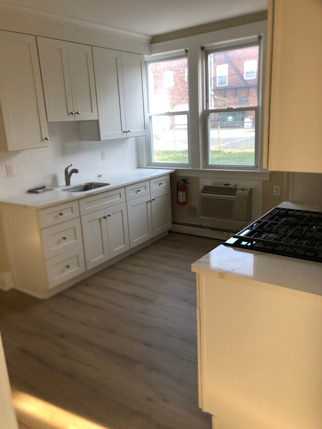 Building Photo - 28 2nd St