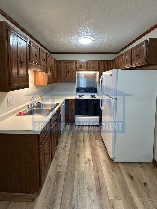 Building Photo - Centrally located two bedroom duplex!