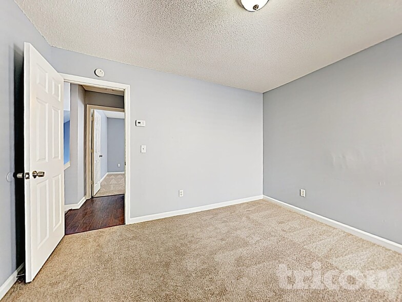 Building Photo - 416 Hillandale Park Dr