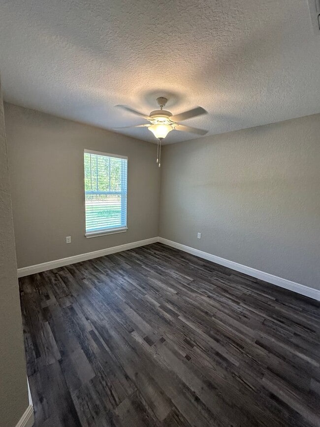 Building Photo - Silver Springs Shores