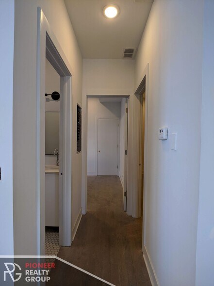 Building Photo - 2121 W Belmont Ave