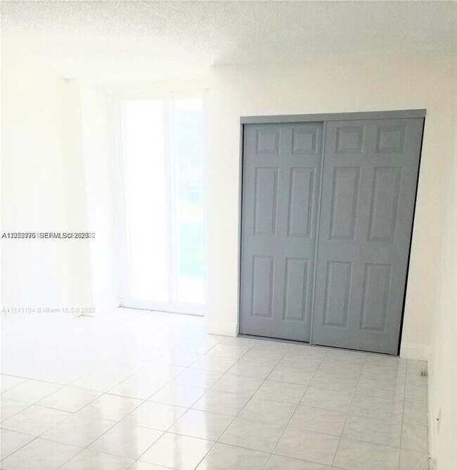 Building Photo - 100 Bayview Dr