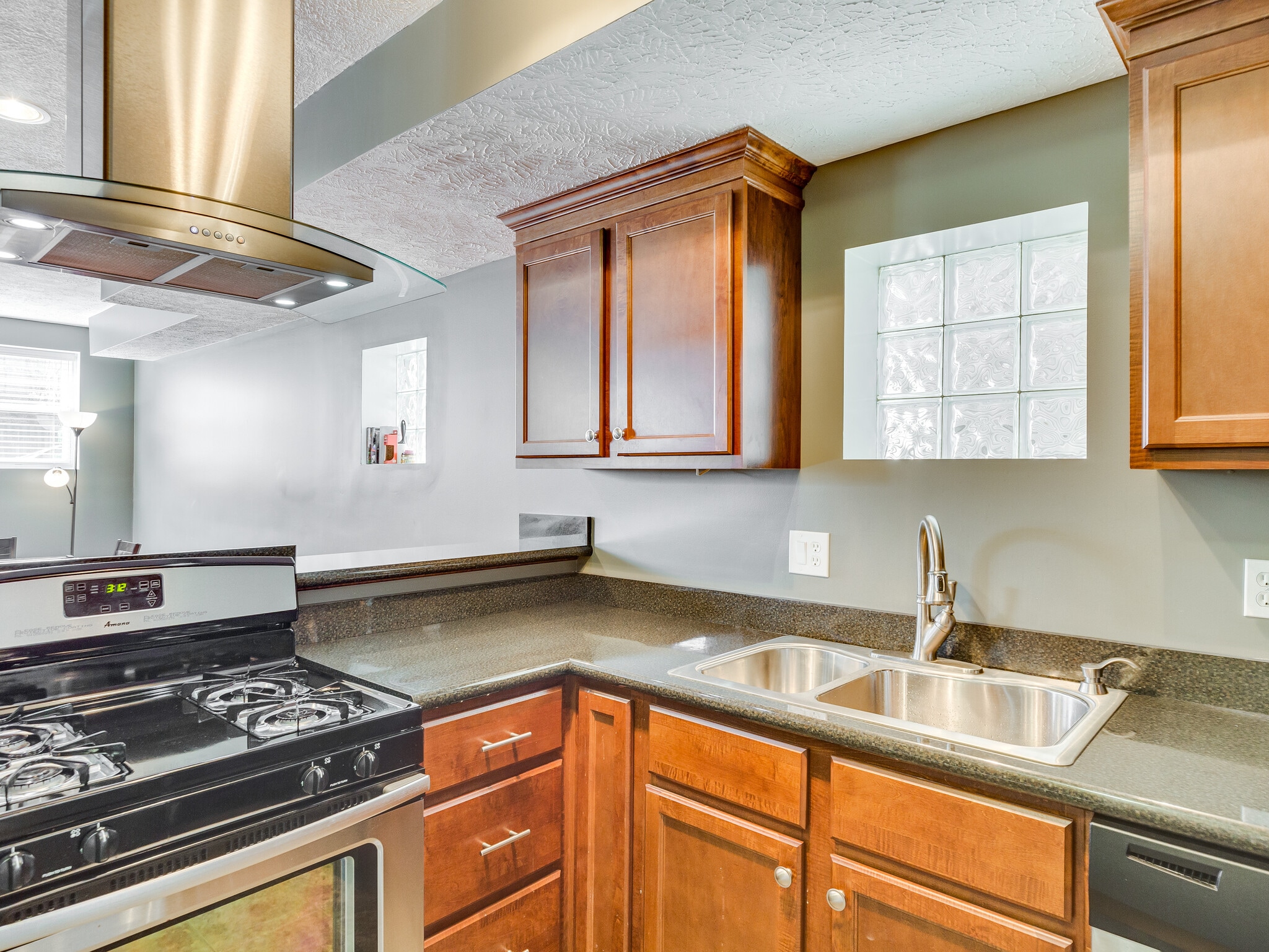 Building Photo - 2193 W 7th St