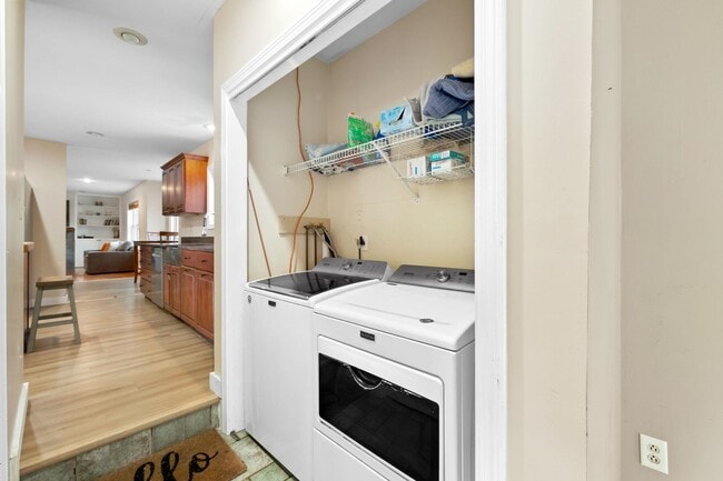 Building Photo - 31 Moulton Ave