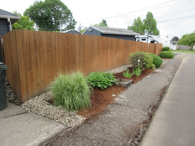 Building Photo - Three Bedroom Home in Keizer on corner lot