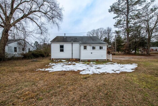 Building Photo - Cozy 2/1 with large backyard