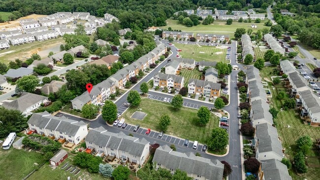 Building Photo - 3-Bedroom Townhome with Bonus Room, Large ...