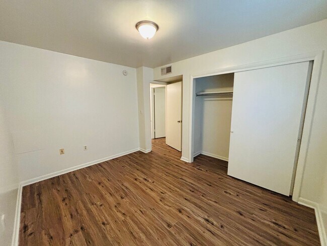 Building Photo - 2 Bedroom 1 Bathroom Condo