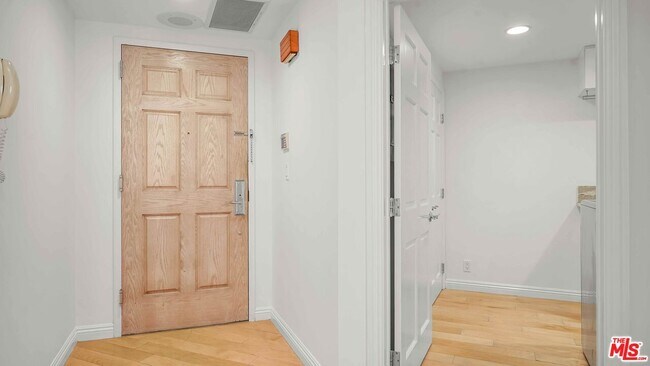 Building Photo - 10724 Wilshire Blvd