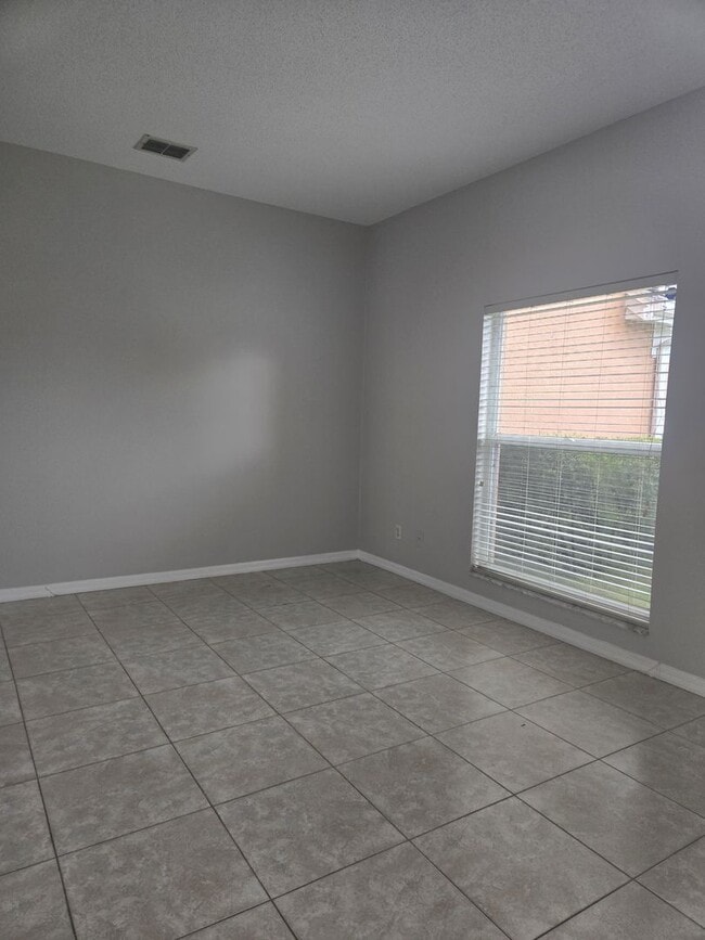 Building Photo - Deerfield - Spacious Home